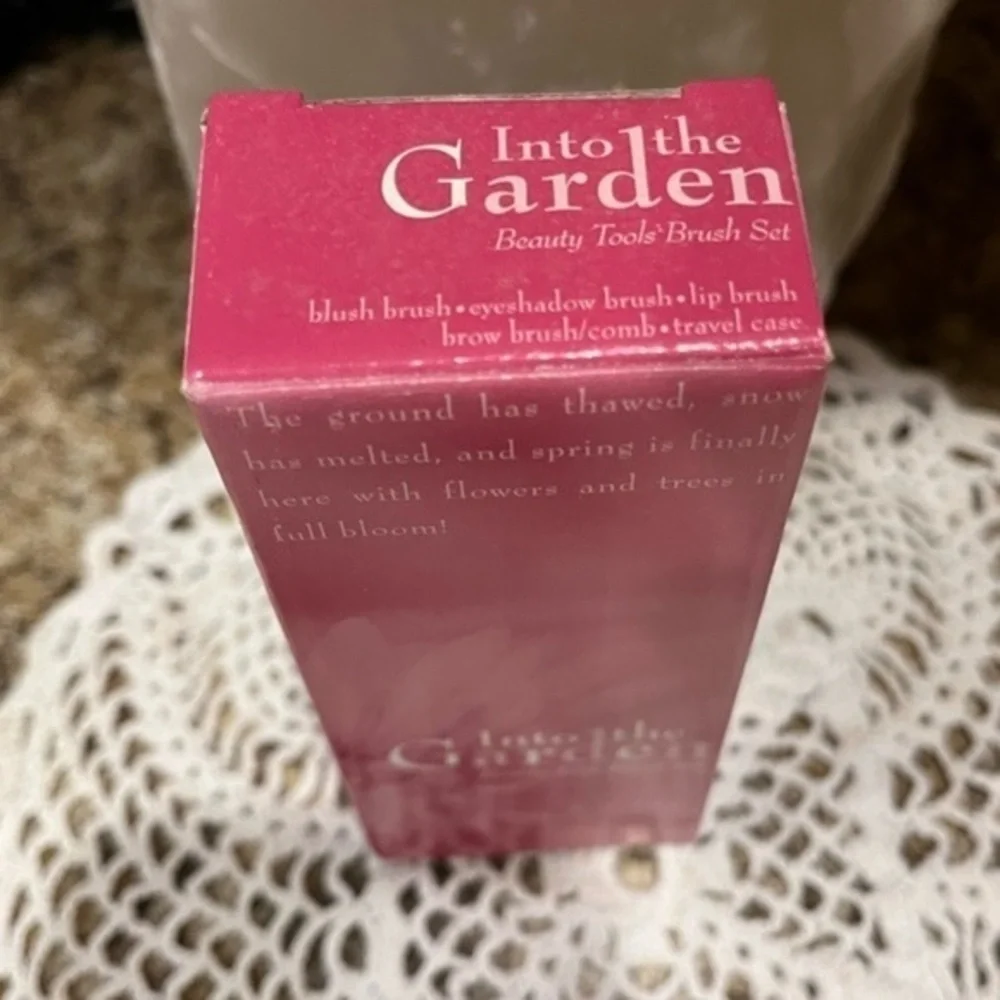 Avon Into the Garden Beauty Tools Brush Set